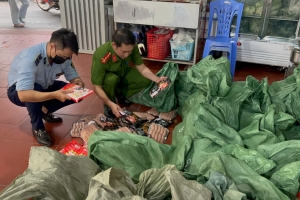 Hà Nội: Thu giữ gần 1 tấn xúc xích “trôi nổi” chuẩn bị tuồn ra cổng trường học