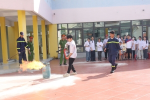 Bắc Ninh: Hơn 800 thầy cô giáo, học sinh được trải nghiệm thực hành chữa cháy và cứu nạn, cứu hộ