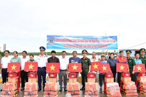 Bộ Tư lệnh Vùng Cảnh sát biển 3 đồng hành cùng ngư dân xã Thạnh An