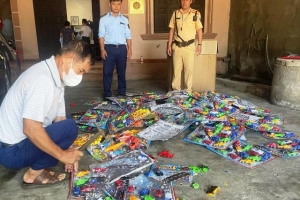 Nghệ An: Phát hiện và tiêu hủy 100 vỉ ô tô đồ chơi không rõ nguồn gốc