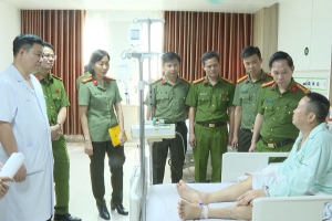 Lãnh đạo Công an tỉnh Thanh Hóa thăm cán bộ Công an xã Hà Long bị thương khi làm nhiệm vụ