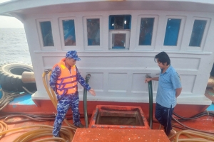 Hải đoàn 42 bắt giữ tàu vận chuyển khoảng 110.000 lít dầu DO không rõ nguồn gốc