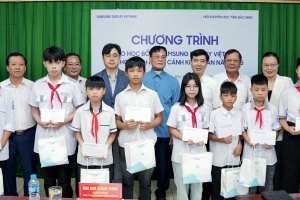 Bắc Ninh: Samsung Display trao tặng 100 suất học bổng cho học sinh khó khăn