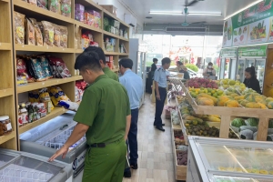 Ninh Bình: Thu giữ nhiều sản phẩm thực phẩm không rõ nguồn gốc tại cơ sở kinh doanh Thanh Thanh