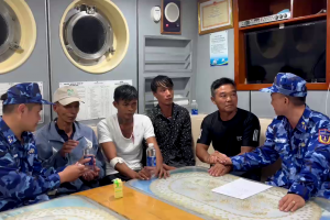 Bộ Tư lệnh Vùng cảnh sát biển 4 kịp thời cứu vớt 4 ngư dân gặp nạn trên biển