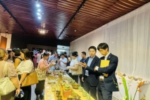 Triển lãm “Dáng hình của đất” tôn vinh vẻ đẹp của gốm Phù Lãng và gốm Nhật Bản