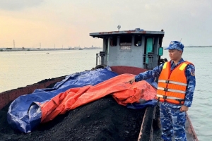 Bắt giữ 01 tàu vận chuyển khối lượng lớn than không rõ nguồn gốc