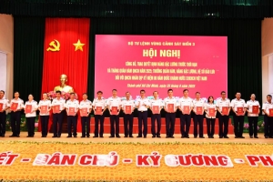 Vùng Cảnh sát biển 3 công bố, trao quyết định nâng lương, thăng quân hàm cho quân nhân chuyên nghiệp