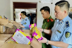 Thu giữ hơn 6.100 sản phẩm bánh kẹo không rõ nguồn gốc tại Lào Cai