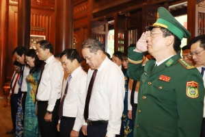 Đoàn đại biểu tỉnh Lào Cai dâng hương Chủ tịch Hồ Chí Minh và các Anh hùng liệt sĩ trước thềm Đại hội đại biểu Đảng bộ tỉnh lần thứ I