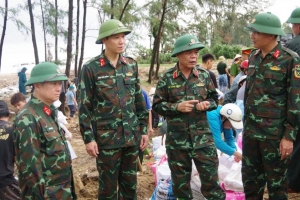 Phó Tư lệnh Quân khu 4 kiểm tra công tác ứng phó bão số 10 tại Hà Tĩnh