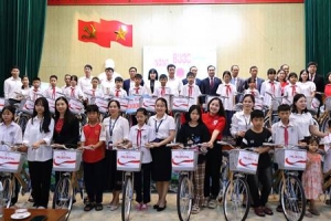 Trao xe đạp tiếp sức đến trường cho học sinh khó khăn tại phường Tân Hưng