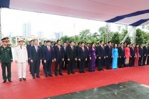 Đoàn đại biểu dự Đại hội Đảng bộ tỉnh Bắc Ninh lần thứ I dâng hương tại Đài tưởng niệm các Anh hùng liệt sĩ tỉnh
