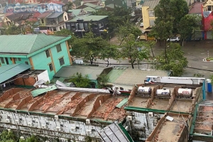 Bão số 10 càn quét Nghệ An trong đêm, hàng loạt nhà tốc mái, cột điện gãy đổ