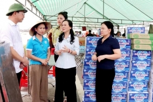 Hiệp hội Doanh nhân nữ tỉnh Thanh Hóa trao nhu yếu phẩm cứu trợ cho bà con vùng lũ