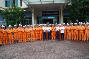 65 thành viên Đội xung kích PC Quảng Ninh lên đường hỗ trợ PC Nghệ An khắc phục lưới điện sau bão số 10