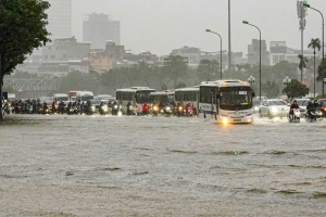 Hoàn lưu bão số 10 gây mưa lớn, nhiều tuyến phố Hà Nội ngập nặng, xe chết máy hàng loạt