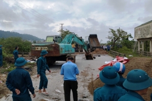 Nghệ An huy động lực lượng khẩn cấp xử lý sự cố vỡ bờ sông Vinh
