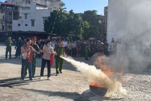 Phường Ngô Quyền tuyên truyền, bồi dưỡng nghiệp vụ PCCC và trao tặng bình chữa cháy cho các điểm chữa cháy công cộng