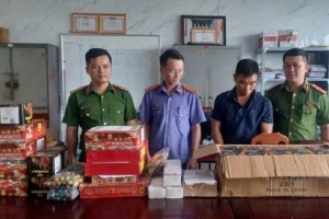 Công an Nghệ An bắt giữ tài xế container vận chuyển pháo nổ và ma túy