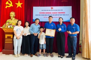 Hà Tĩnh: Trao bằng khen cho thanh niên dũng cảm cứu cháu bé 7 tuổi khỏi dòng nước lũ