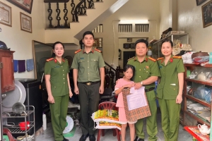 Công an phường Hồng Châu tặng quà trung thu cho trẻ em có hoàn cảnh khó khăn
