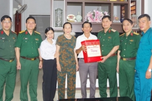 Lãnh đạo Quân khu 4 thăm, tặng quà gia đình chính sách, người có công tại Hà Tĩnh