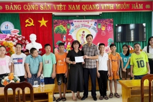 Sở Y tế Quảng Trị thăm, tặng quà trẻ có hoàn cảnh đặc biệt, trẻ khuyết tật,