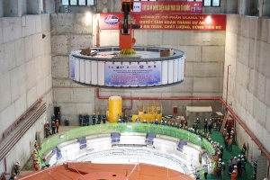 Hạ đặt thành công rotor tổ máy số 2 - Dự án Thủy điện Hòa Bình mở rộng