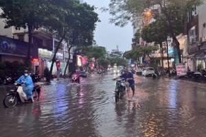 Hà Nội mưa xối xả suốt đêm, nguy cơ ngập sâu trên diện rộng