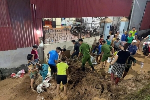 Công an xã Đa Phúc ứng trực xuyên đêm, hỗ trợ người dân trong mưa lũ