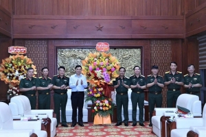 Chủ tịch UBND tỉnh Thanh Hóa chúc mừng Bộ Tư lệnh Quân khu 4 nhân Ngày truyền thống