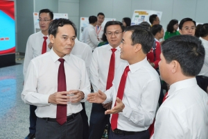 Bí thư Trần Lưu Quang cùng đoàn đại biểu TP. HCM tham quan metro số 1