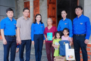 Trung ương Đoàn sẻ chia khó khăn với bà con Hà Tĩnh sau bão số 10