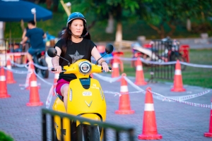 “Ngày hội Thu xăng đổi điện”: Nhiều khách hàng đến xem thử nhưng lái xe thật về nhà
