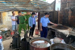 Gia Lai: Tiêu hủy hơn 280 kg mỡ động vật bốc mùi hôi thối