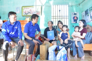 Bí thư thứ nhất TW Đoàn Bùi Quang Huy thăm, tặng quà người dân Bắc Ninh bị ảnh hưởng bởi bão lũ