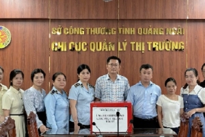 Chi cục QLTT tỉnh Quảng Ngãi quyên góp ủng hộ đồng bào vùng bão lũ