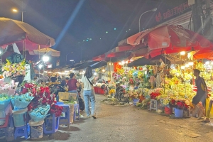 Chợ hoa Quảng An rực rỡ sắc màu trước Ngày Phụ nữ Việt Nam 20/10  