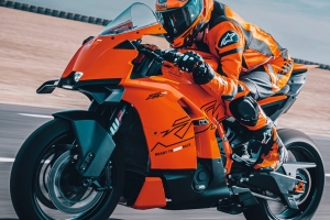 Mẫu mô tô thể thao KTM 990 RC R 2026 chính thức ra mắt