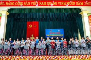 Lan tỏa yêu thương: Câu lạc bộ Thiện Tâm An 35 trao tặng xe đạp cho học sinh nghèo tại Ninh Bình