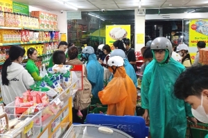 Đà Nẵng: Người dân đổ xô mua nhu yếu phẩm dự trữ trước khi bão số 12 đổ bộ