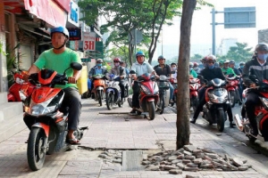 TP.HCM: Xử phạt hơn 3.400 trường hợp xe máy leo lề