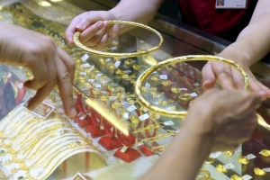 Cập nhật giá vàng hôm nay 25/10: Trong nước tăng mạnh, thế giới tiếp tục đi xuống