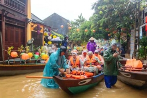Lũ dâng nhanh, Hội An khẩn cấp sơ tán khách du lịch