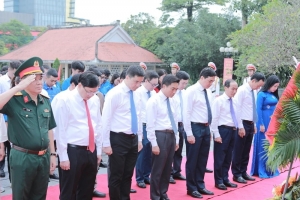 Đoàn đại biểu dự Đại hội Thi đua yêu nước tỉnh Thanh Hóa lần thứ XI dâng hương tưởng niệm Chủ tịch Hồ Chí Minh