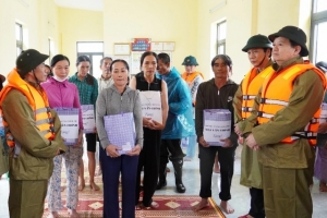 Phó Thủ tướng Mai Văn Chính thăm, động viên người dân vùng lũ Quảng Trị