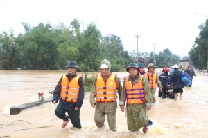 Phó Chủ tịch Thường trực HĐND TP. Đà Nẵng Trần Phước Sơn thăm người dân vùng rốn lũ Đại Lộc