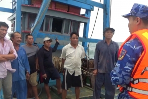 Bắt giữ hai tàu cá vi phạm khai thác IUU trên vùng biển miền Trung