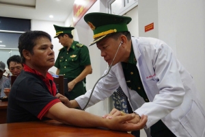 Bộ đội Biên phòng TP. HCM kịp thời tiếp nhận và sơ cứu 11 ngư dân gặp nạn trên biển